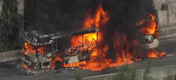 Criminosos incendeiam ônibus na zona oeste do Rio