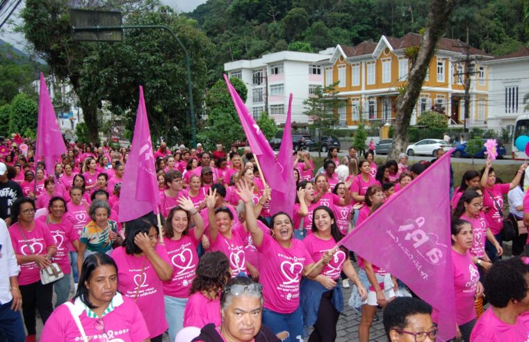 TRADICIONAL CAMINHADA DO OUTUBRO ROSA FOI UM SUCESSO MESMO DEBAIXO DE CHUVA