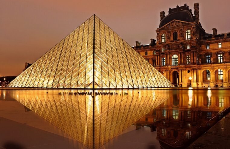 Museu do Louvre e Palácio de Versailles fecham na França após ameaças