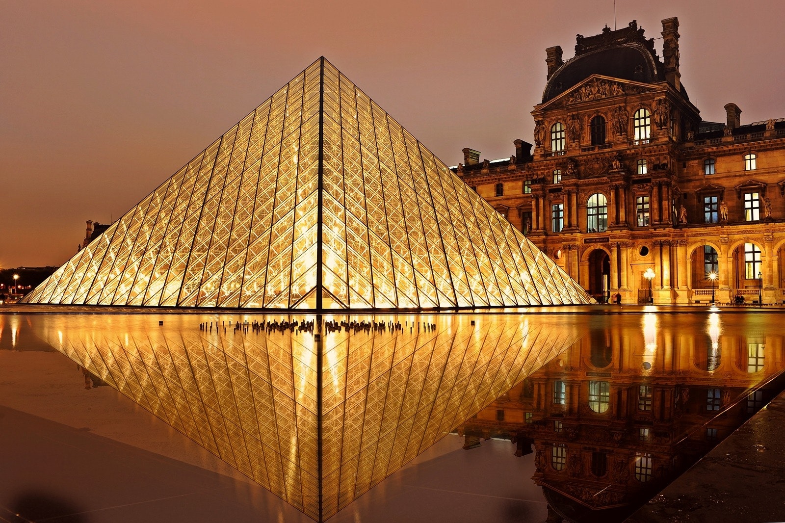 Museu do Louvre e Palácio de Versailles fecham na França após ameaças