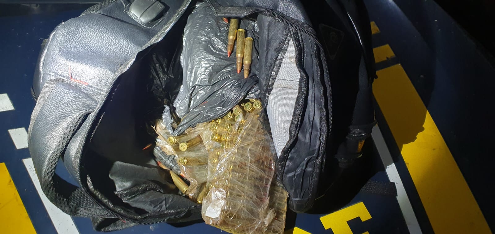 PRF e Polícia Civil apreendem cerca de mil munições para fuzil no RJ