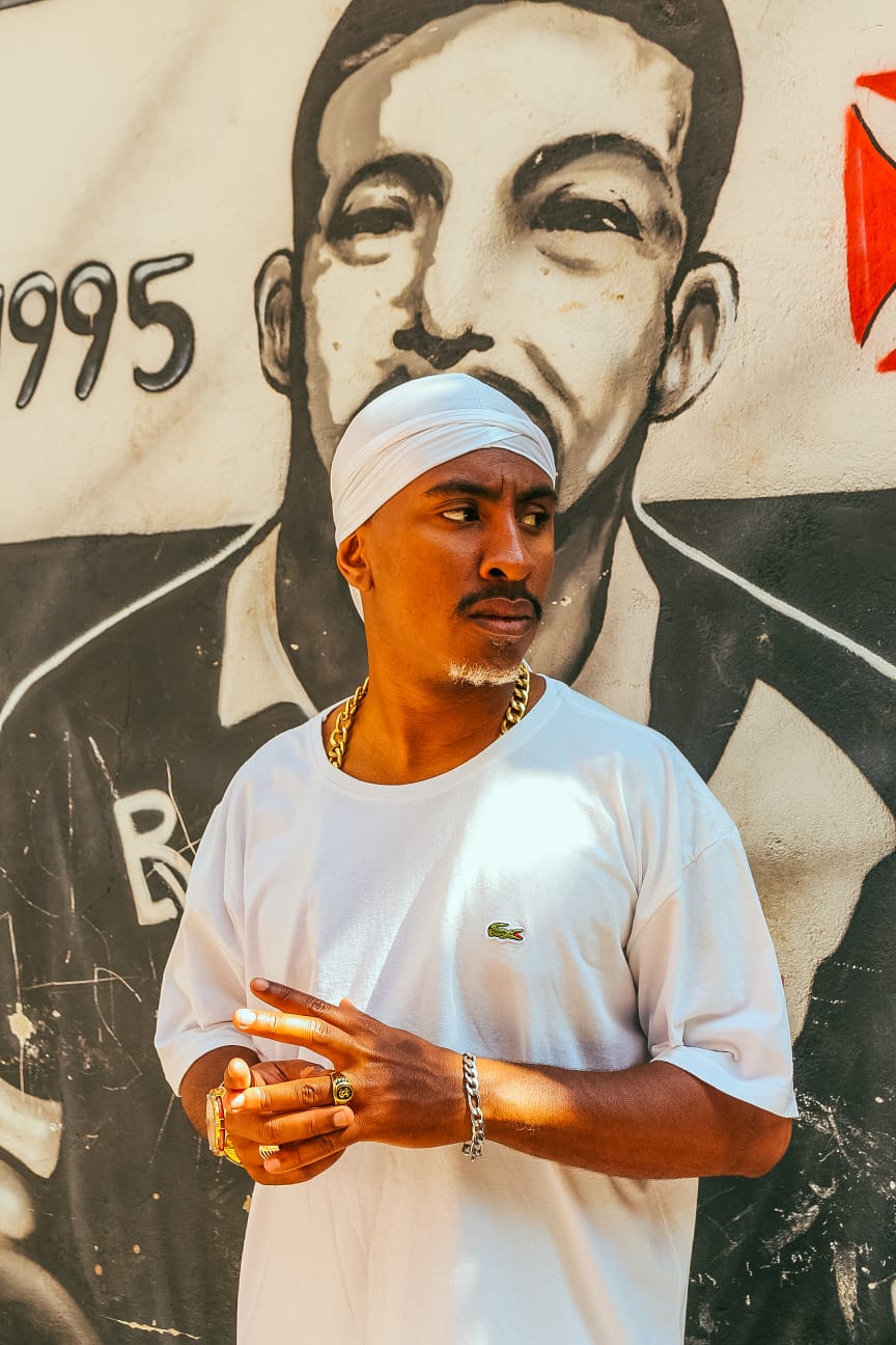 Artista petropolitano e carioca se juntam e lançam single