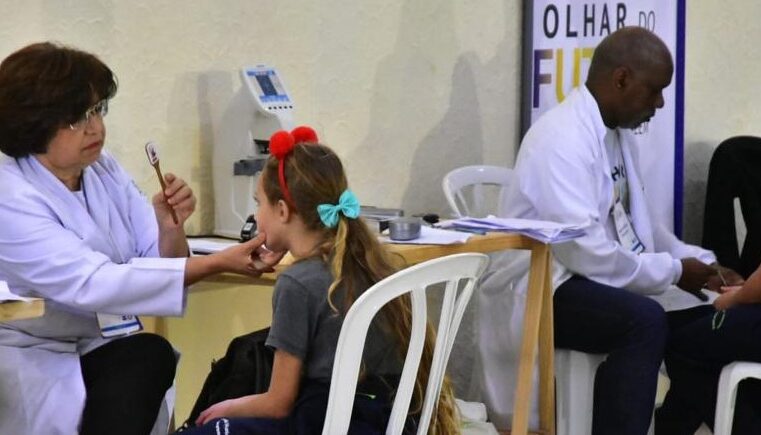 Vara da Infância de Petrópolis, multinacional Zeiss e Prefeitura promovem exames oftalmológicos gratuitos para crianças do ensino público