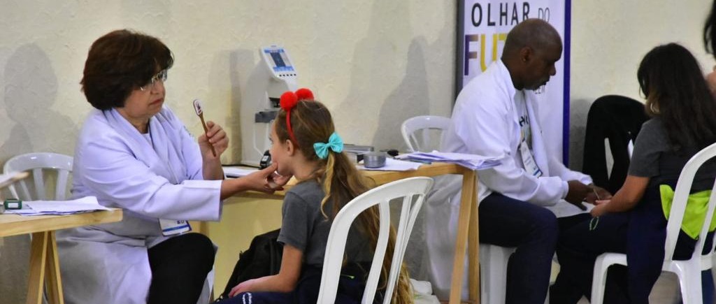 Vara da Infância de Petrópolis, multinacional Zeiss e Prefeitura promovem exames oftalmológicos gratuitos para crianças do ensino público
