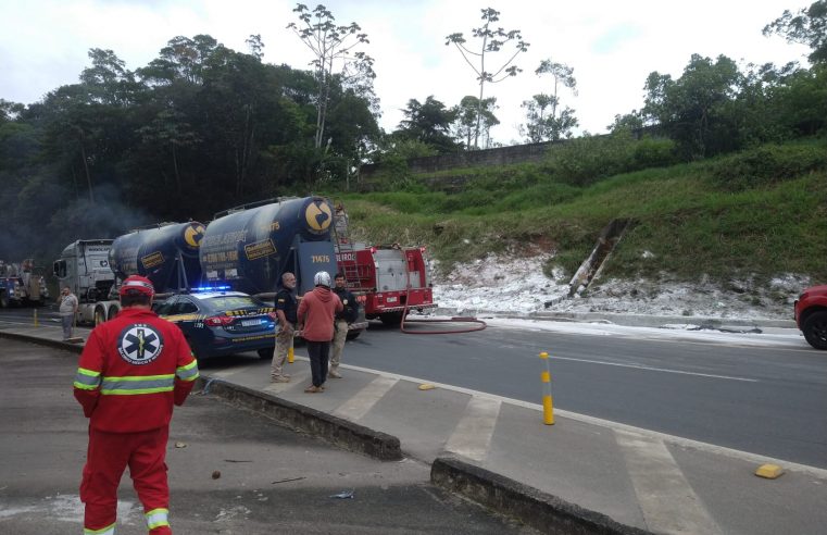 Caminhão tomba, pega fogo e motorista morre na BR-040 na manhã desta segunda-feira 