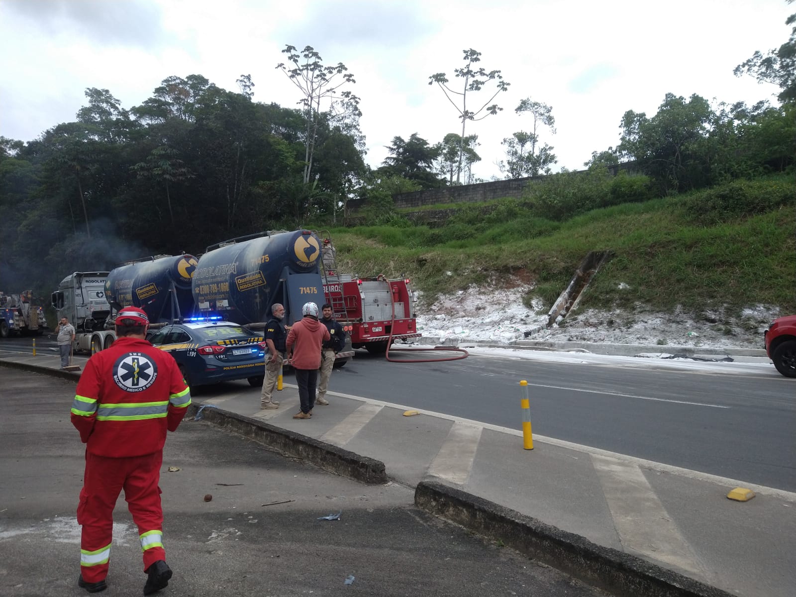 Caminhão tomba, pega fogo e motorista morre na BR-040 na manhã desta segunda-feira 