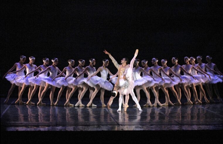Acendimento de árvore, peça premiada e Ballet do Theatro Municipal do Rio abrem o Natal do Centro Cultural Sesc Quitandinha
