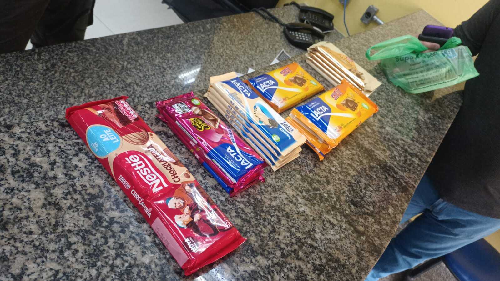 Segurança Presente prende homem que furtou barras de chocolate em supermercado no Centro de Petrópolis