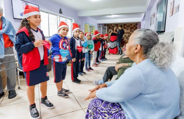 Visita de alunos do CMEI Várzea leva alegria e acolhimento aos idosos do Asilo São Vicente de Paulo