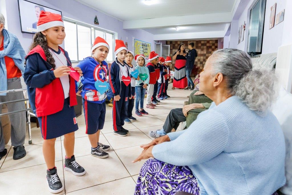Visita de alunos do CMEI Várzea leva alegria e acolhimento aos idosos do Asilo São Vicente de Paulo