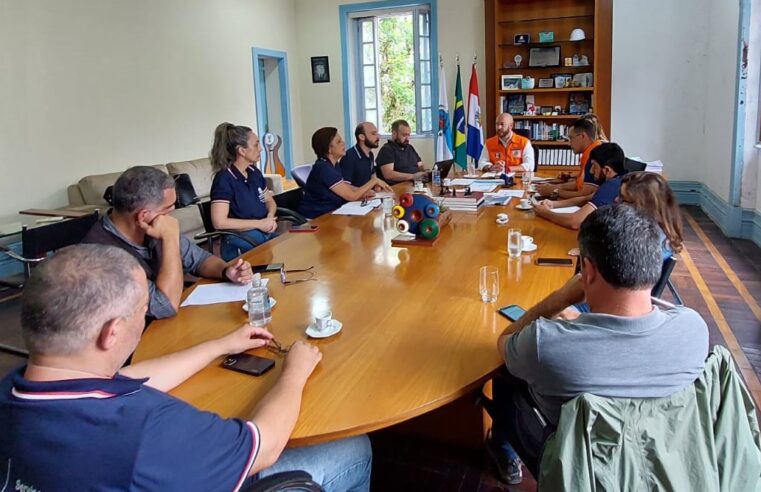 Prefeito de Teresópolis reúne secretários para acelerar as ações pós-chuva
