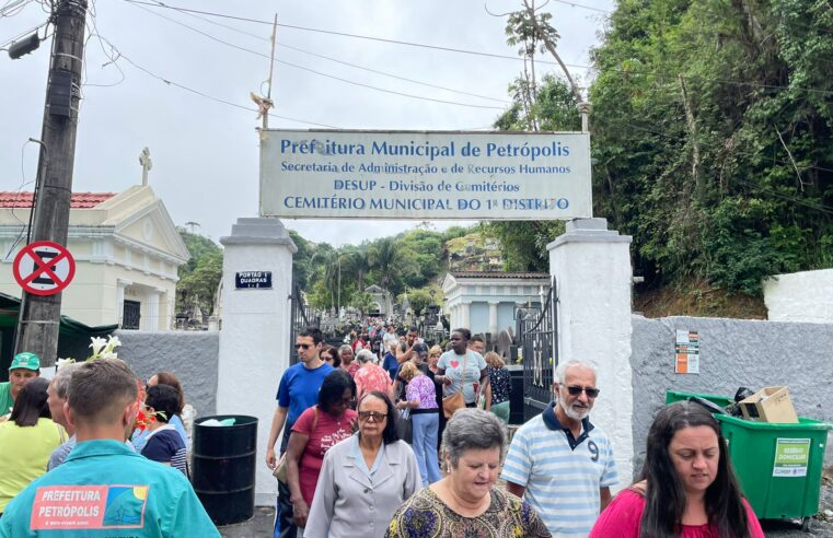 Dia de Finados reúne fiéis nos cemitérios e igrejas de Petrópolis
