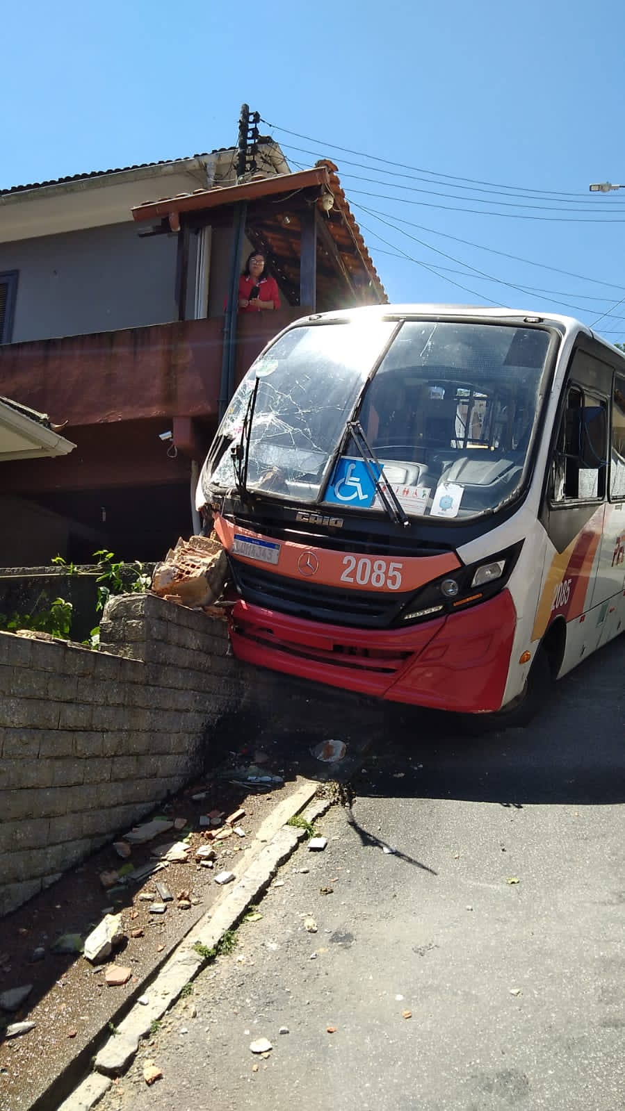 Ônibus colide contra muro no Morin, em Petrópolis e passageiros ficam feridos