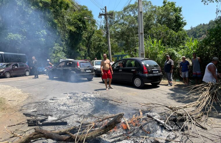 Moradores da localidade de Madame Machado, em Petrópolis, fecham rua em manifestação por falta de água