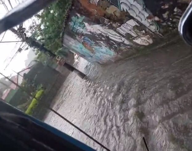 Rua Olavo Bilac alaga após forte chuva desta quinta-feira