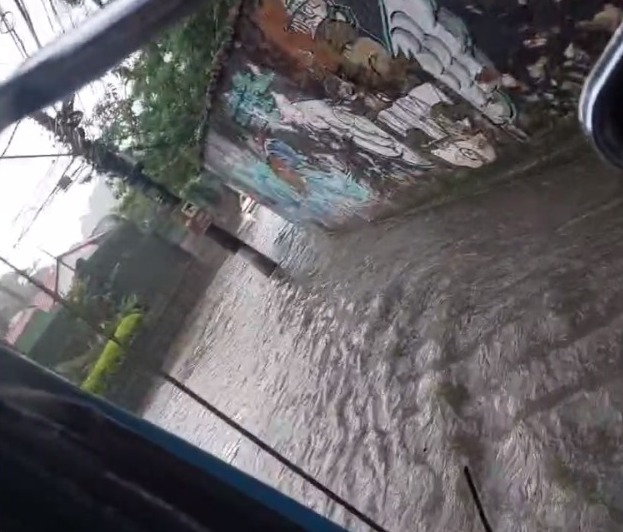 Rua Olavo Bilac alaga após forte chuva desta quinta-feira
