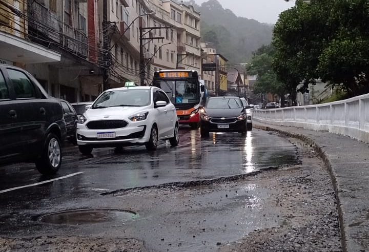 Fiscalização da Prefeitura multa empresa que faz obra na Rua Washington Luiz