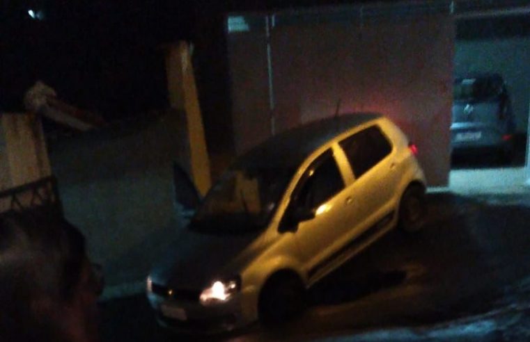 Carro cai em buraco que já se abriu pela terceira vez na Rua Aníbal Lôbo, no Quissamã
