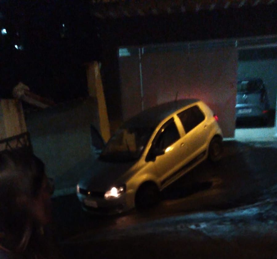 Carro cai em buraco que já se abriu pela terceira vez na Rua Aníbal Lôbo, no Quissamã