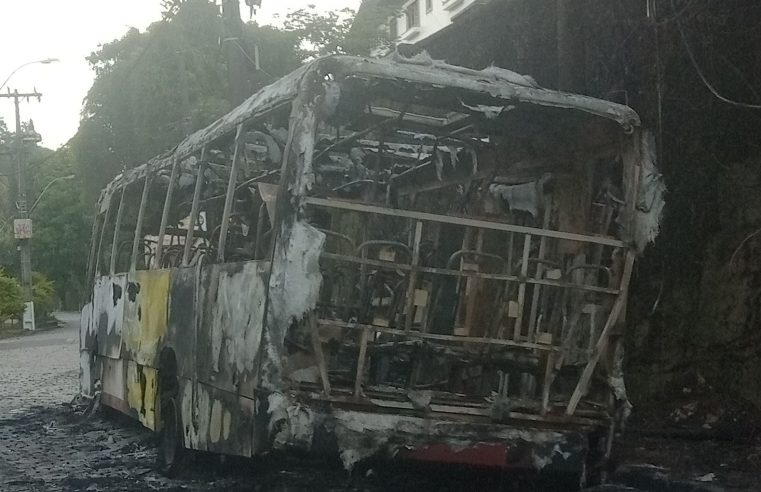 Ônibus da Petro Ita pega fogo no Quitandinha nesta madrugada