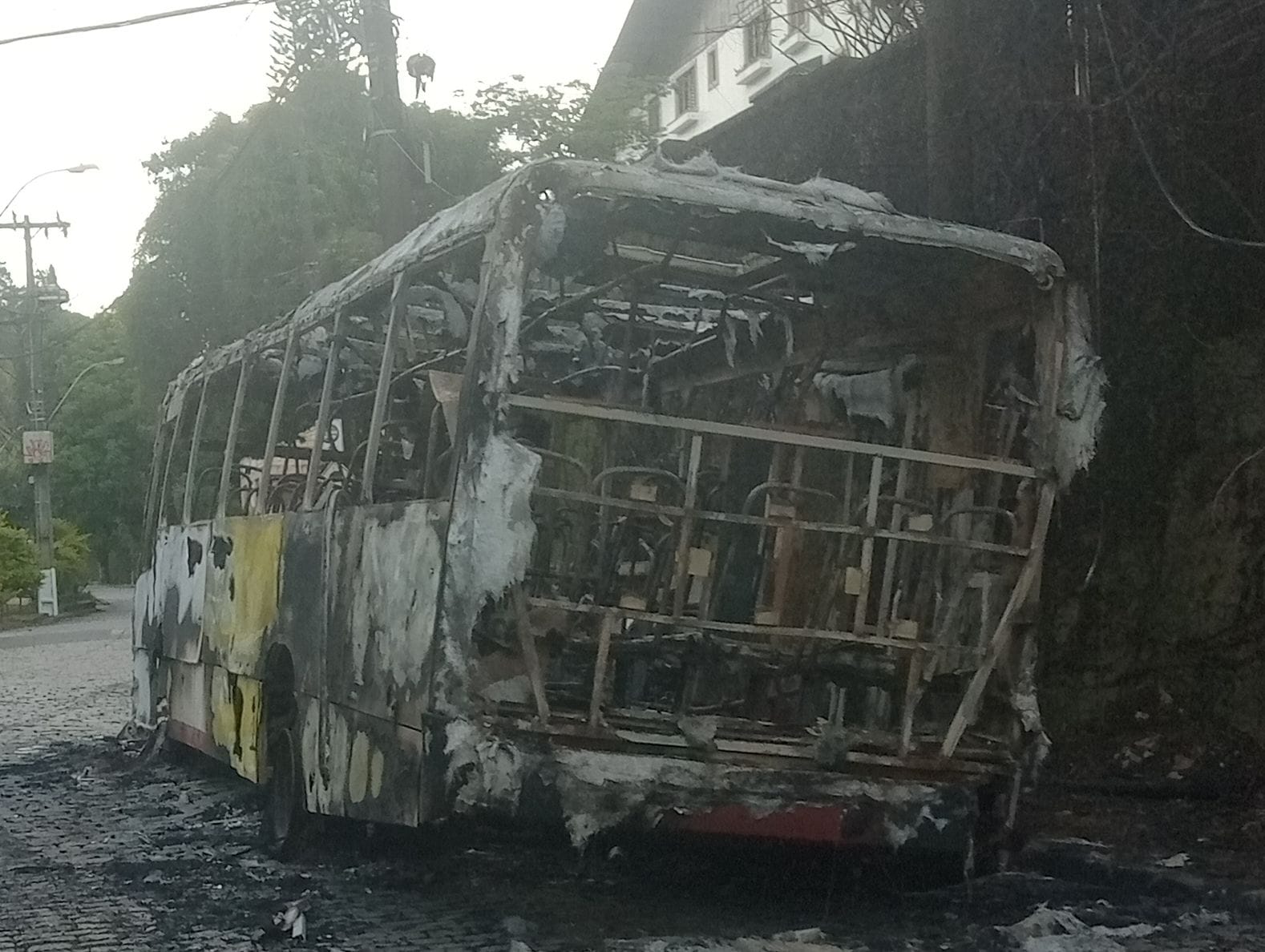 Ônibus da Petro Ita pega fogo no Quitandinha nesta madrugada