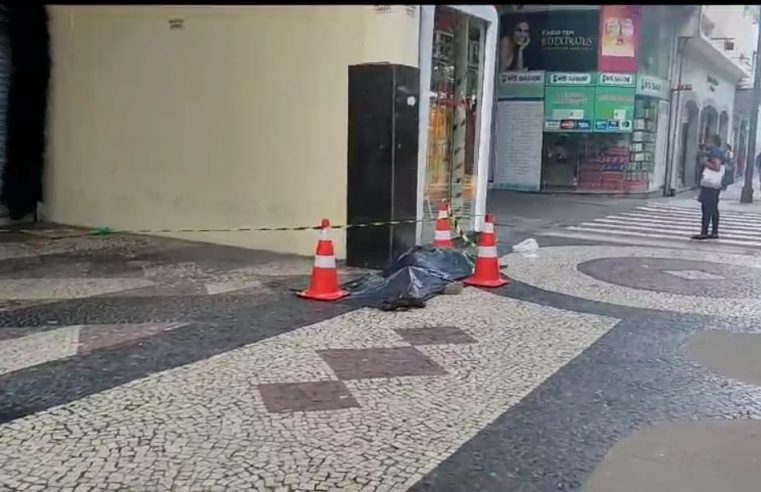Polícia investiga morte de homem no Centro de Petrópolis