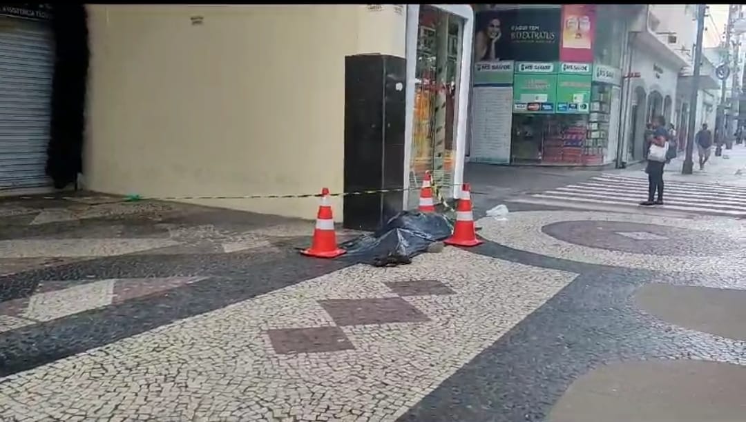 Polícia investiga morte de homem no Centro de Petrópolis