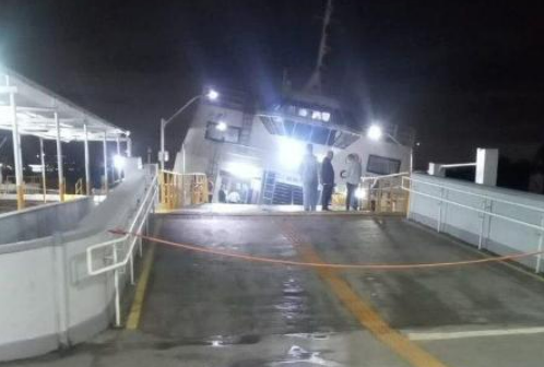 Barca quase afunda com passageiros a bordo após ter casco danificado no Rio.