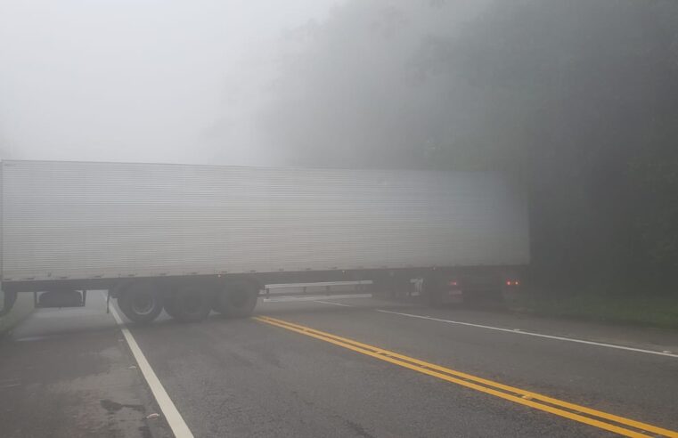 Caminhão faz manobra errada e interdita Serra de Teresópolis