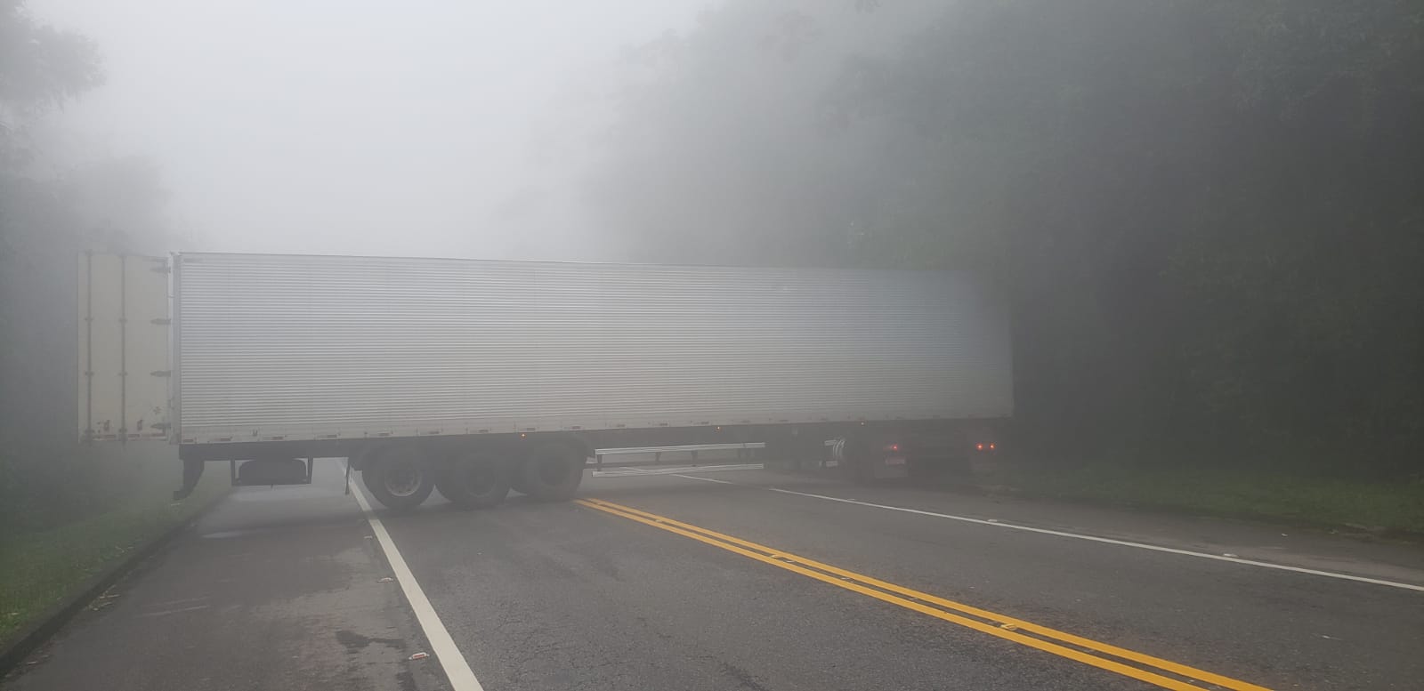 Caminhão faz manobra errada e interdita Serra de Teresópolis