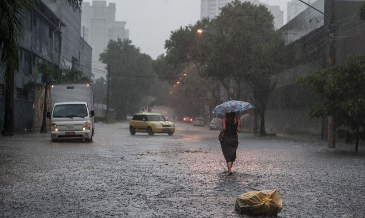 Defesa Civil emite alerta via SMS de pancadas de chuva em Petrópolis