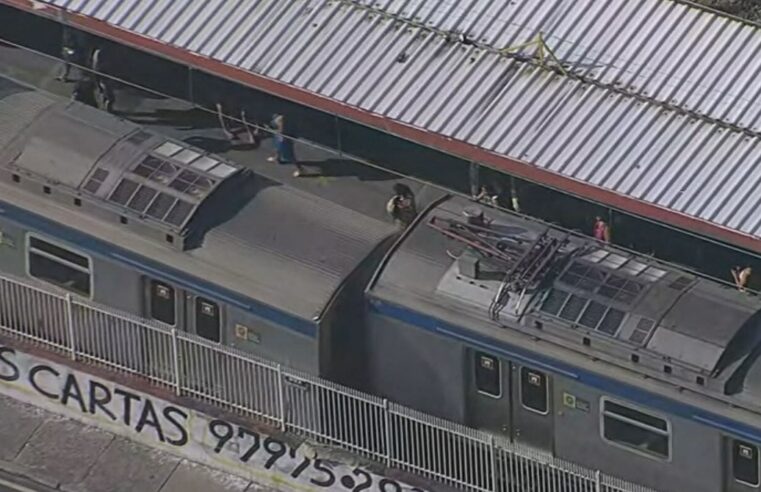 Trens colidem na estação de Madureira