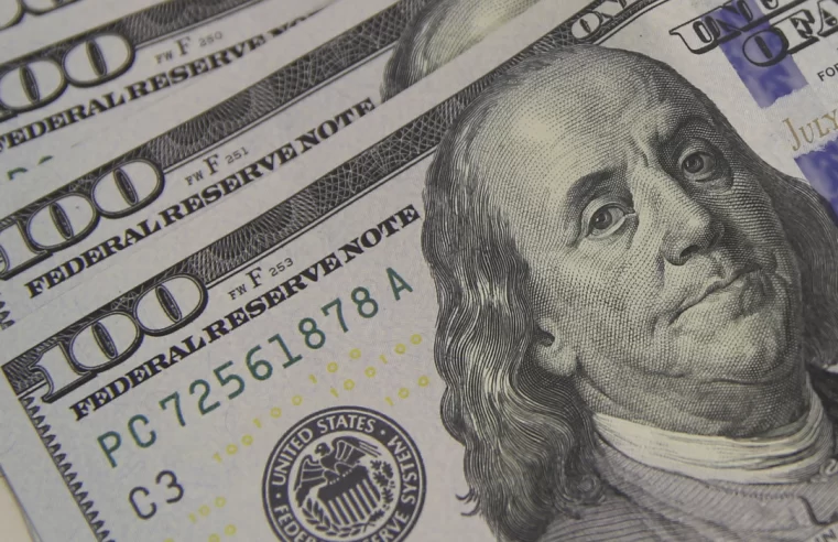 Dólar cai para R$ 4,89 e bolsa tem maior alta em 6 meses
