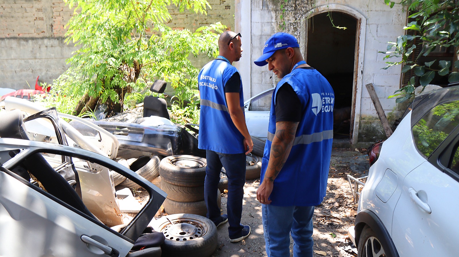 Força-tarefa do Governo do Estado interdita ferro-velho em Itaboraí por falta de documentação