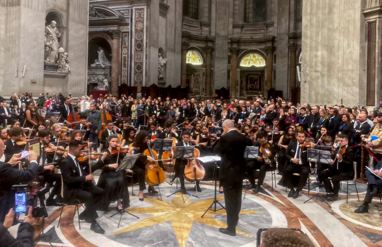 Orquestra formada por jovens da periferia se apresenta no Vaticano
