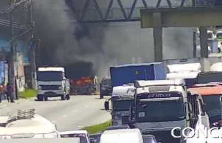 Ônibus em chamas no Km 122 em Duque de Caxias