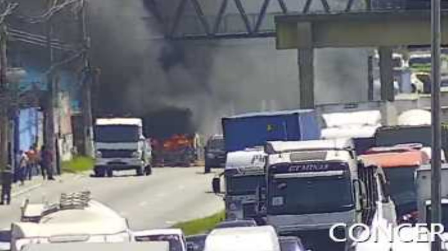 Ônibus em chamas no Km 122 em Duque de Caxias