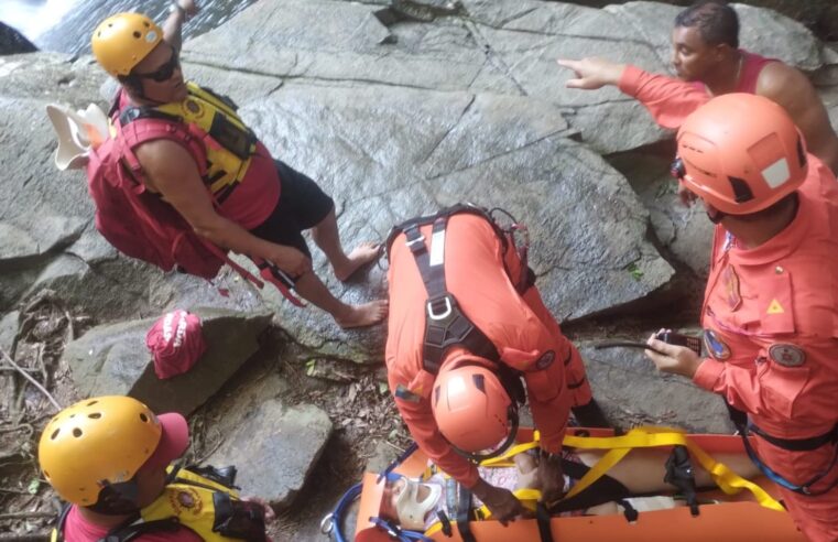 Mulher é resgatada pelos Bombeiros após queda na Cachoeira da Feiticeira, na Ilha Grande