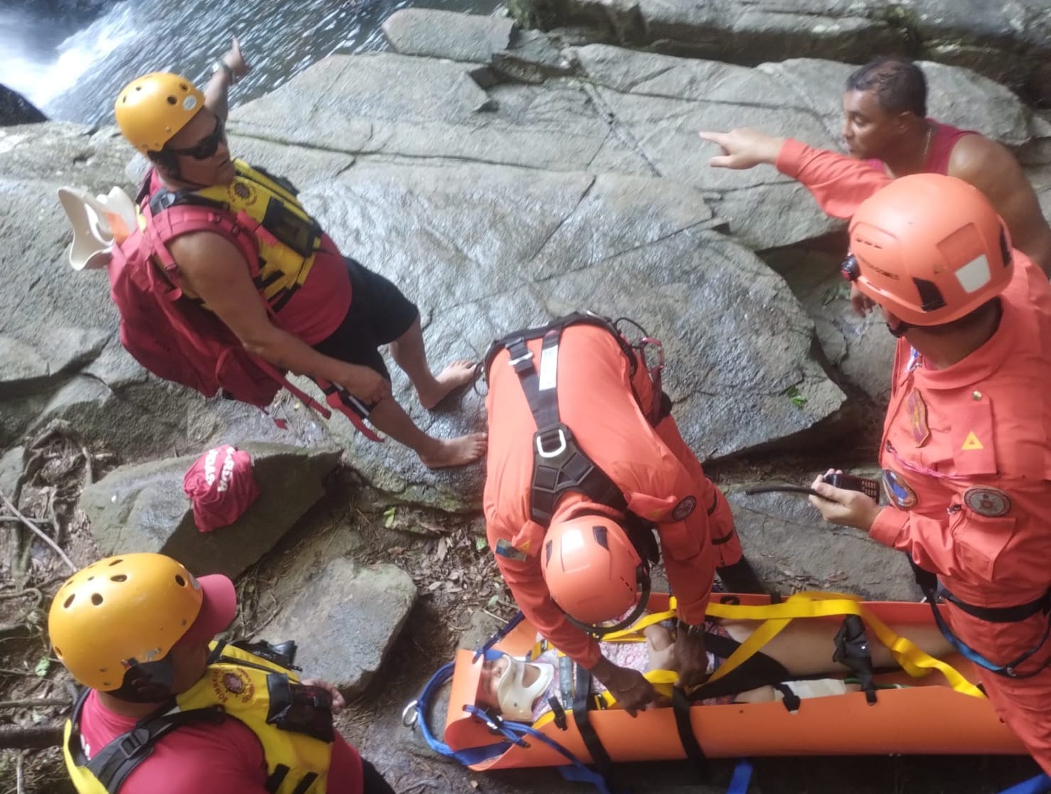 Mulher é resgatada pelos Bombeiros após queda na Cachoeira da Feiticeira, na Ilha Grande