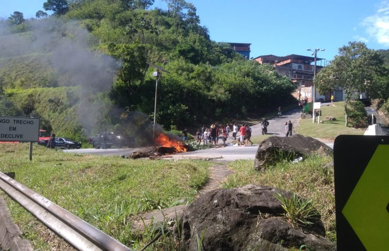 Manifestantes ocupam km 79 da subida da Serra de Petrópolis
