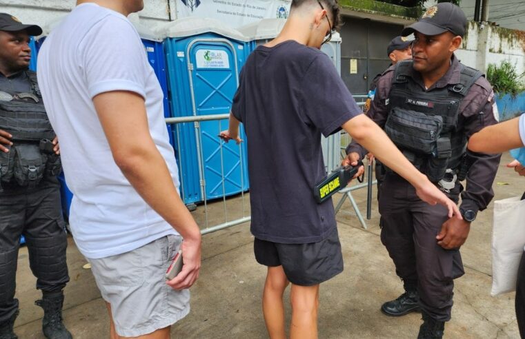 Polícia Militar monta esquema especial com 24 pontos de revista para o desfile de campeão do Fluminense F.C., no Centro do Rio