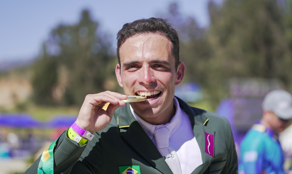 Stephan Barcha conquista ouro no hipismo saltos do Pan