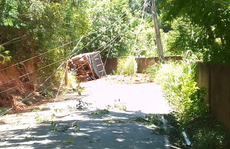 Caminhão tomba no retiro das Pedras e interrompe transporte público na região