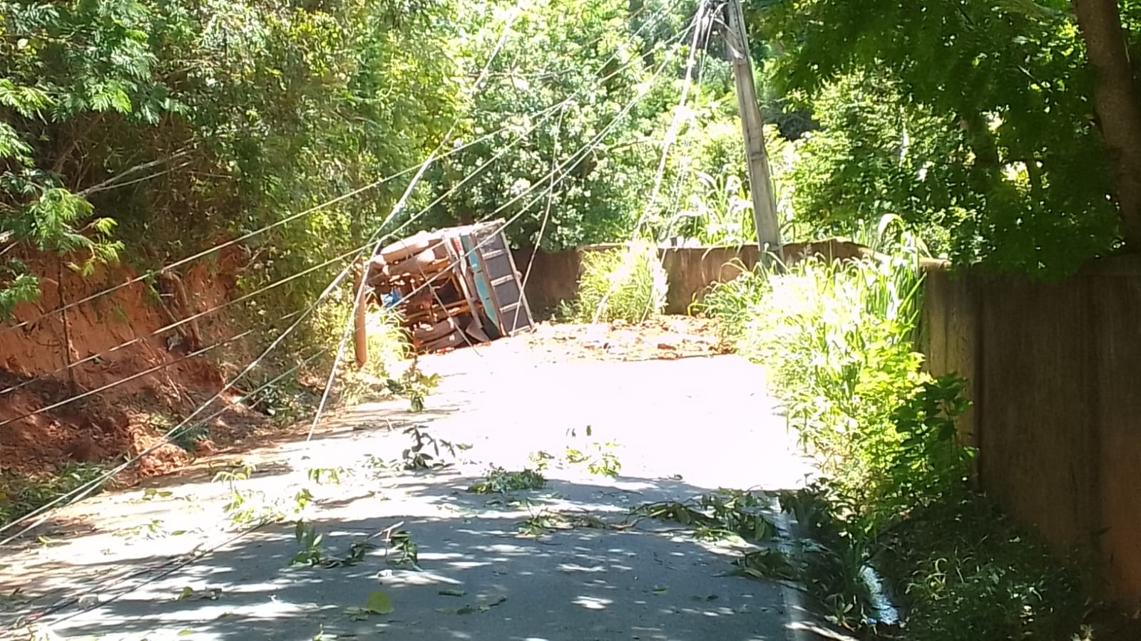 Caminhão tomba no retiro das Pedras e interrompe transporte público na região