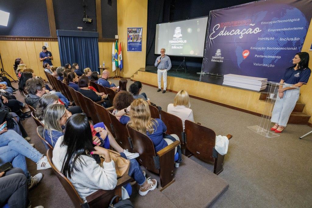 Prefeito Vinicius Claussen entrega mais de R$ 11 milhões em recursos do GFED para as escolas e creches municipais