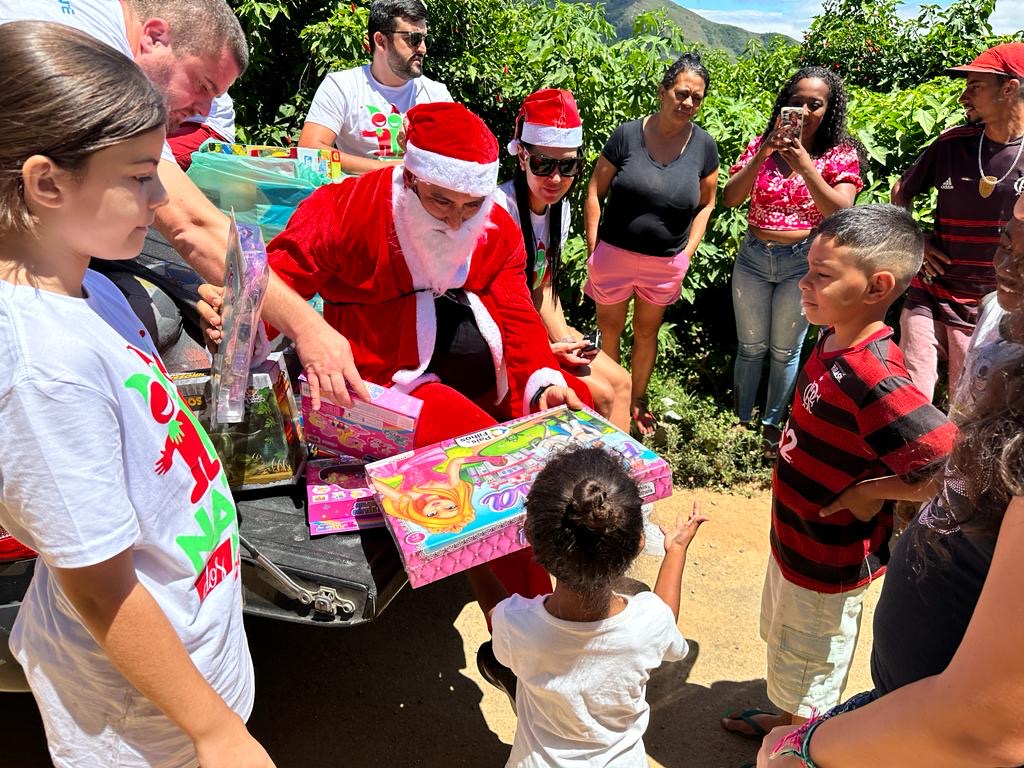 “Natal dos Amigos” distribui 1.400 brinquedos para crianças de comunidades de Petrópolis