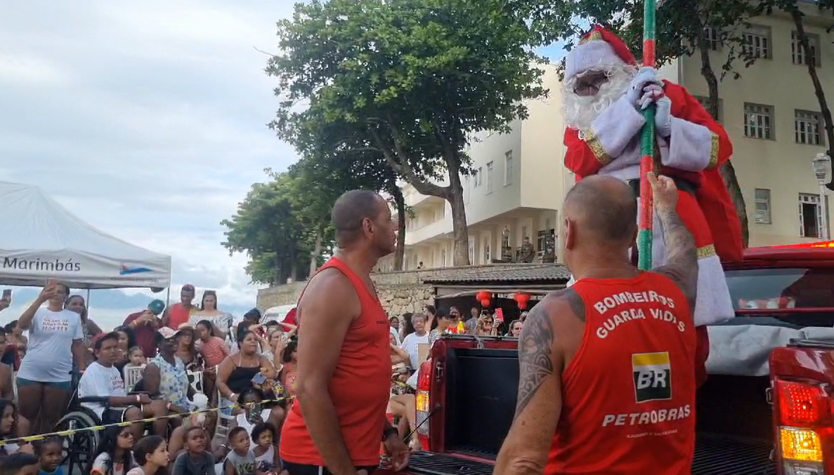 Papai Noel chega de moto aquática nova no Natal dos Bombeiros RJ