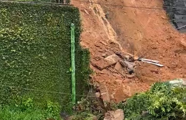 Muro desaba no Quitandinha em Petrópolis
