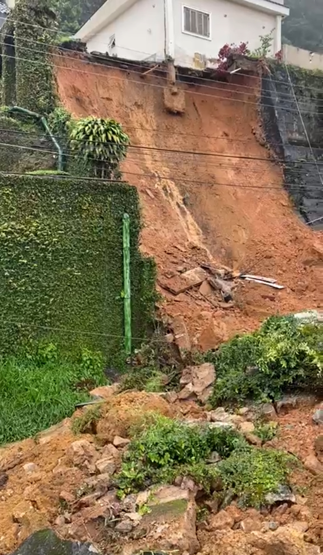 Muro desaba no Quitandinha em Petrópolis
