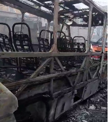 Após ônibus da Petroita pegar fogo empresa afirma que irá à 105ª DP registrar ocorrência